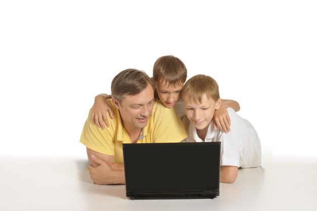 Foto padre con ragazzi con laptop sul pavimento