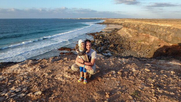 Photo father with daughter at beach