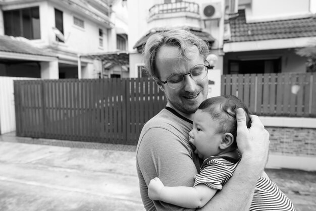 Foto padre con figlia all'aperto