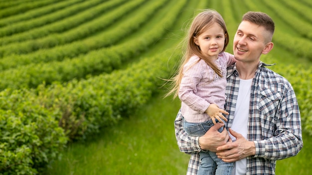 Padre con ragazza a terreni agricoli