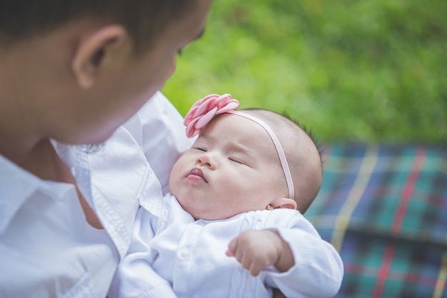 Padre con il suo bambino appena nato nel parco.