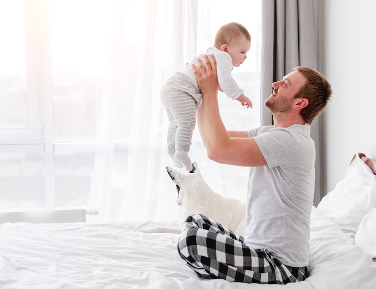 Photo father with son in the bed