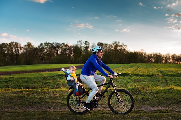 外の自転車で息子と父