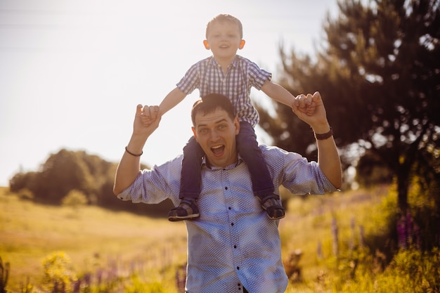 Padre con figlio sulle spalle