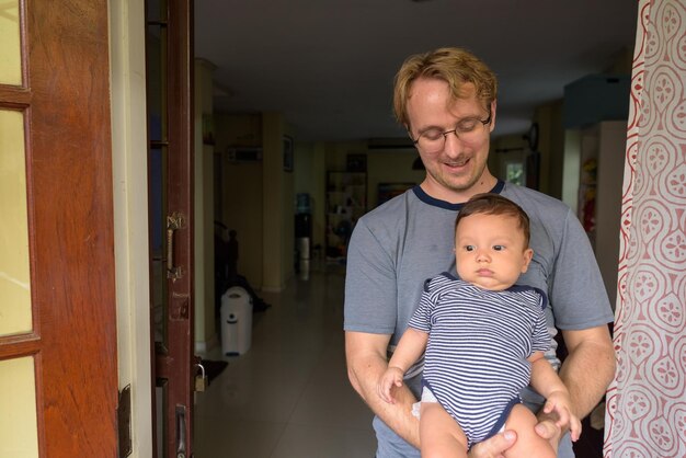 Photo father with son at home