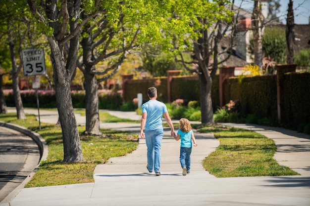 Padre e figlio si rilassano insieme nella famiglia del parco