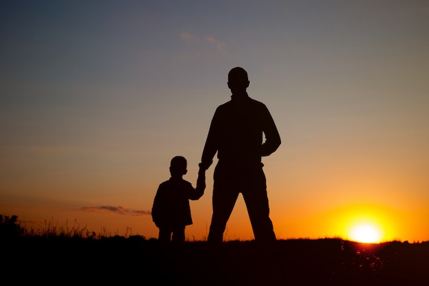 Photo father with son in sunset time