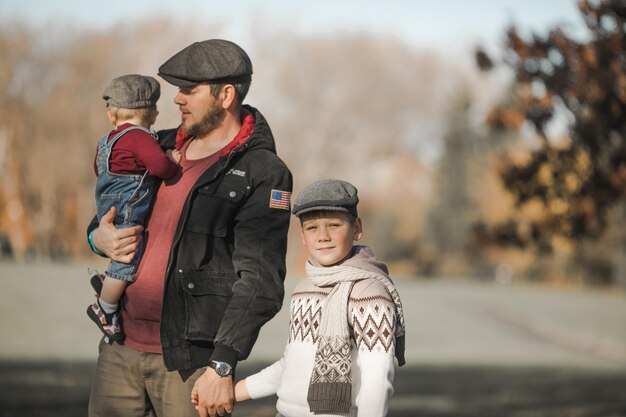 Foto fathers day fratelli e il loro padre che si godono il tempo insieme in natura candid vero momento di famiglia