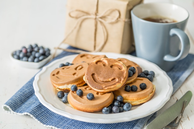 Concetto di giorno di padri - pancake con mirtilli e regalo