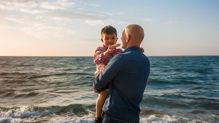 Photo fathers day concept with father and son in front of sea