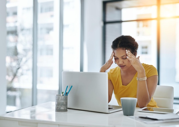 疲労頭痛ノートパソコンオフィスでの女性404エラー痛みまたはウェブの問題で疲れ果てたストレスと疲れた燃え尽きる不安とデスクでの時間管理危機の締め切りを持つ女の子
