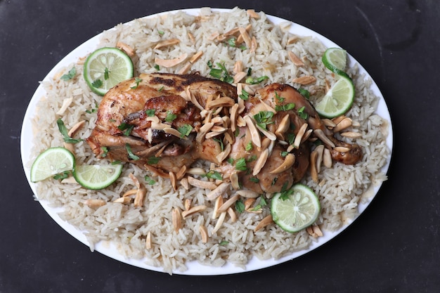 Fatteh met rijst en zaghalil Arabisch eten