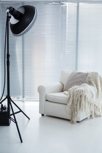 Fauteuil en spotlight in fotostudio