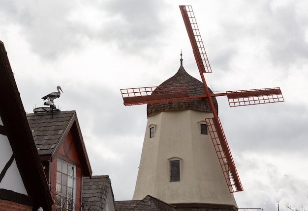 Искусственная ветряная мельница в Solvang CA