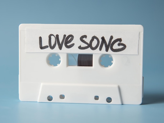 Favoriete liedconcept. vintage witte cassettebandje geïsoleerd op een witte achtergrond