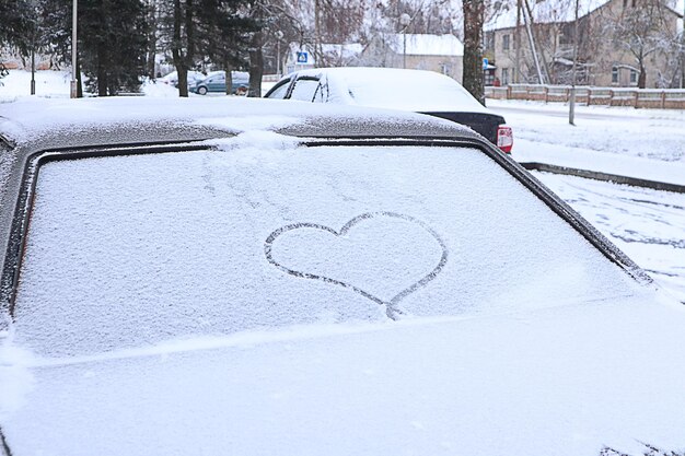 大好きな冬の日がやってきた 車のリアガラスの雪面にハートが描かれています