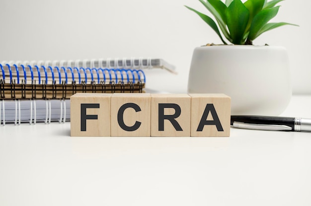 FCRAは、木製の立方体の金融と銀行から作成されました