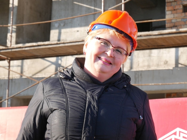 Photo feamle engineer in the construction helmet