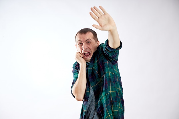 Foto paura e paura di un uomo. guy ha paura, faccia spaventata