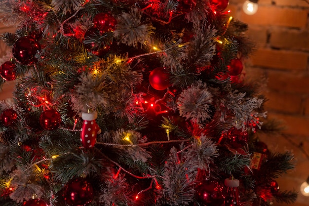Концепция праздника Рождества Христова Красиво оформленный дом с елкой и подарками