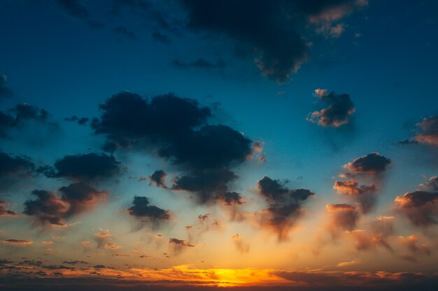 日没時の青い空に羽毛のある雲