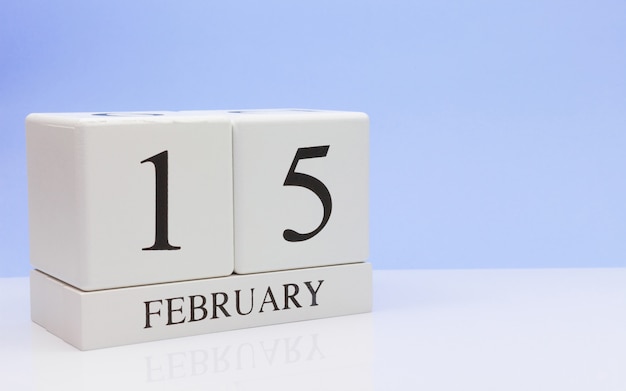 2月15日月の15日目、白いテーブルに毎日のカレンダー。