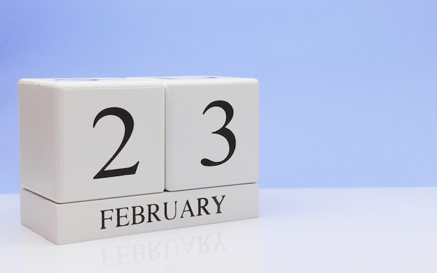 2月23日月23日、白いテーブルに毎日のカレンダー。