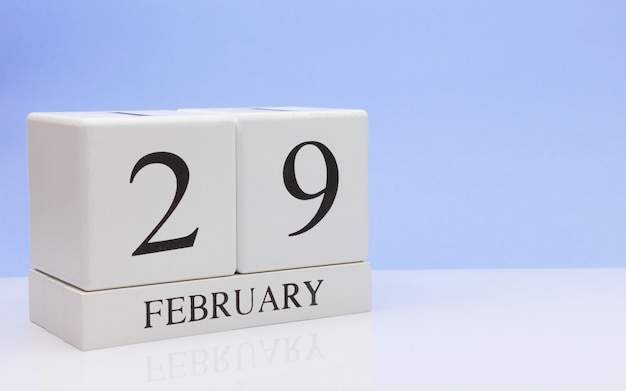 29 febbraio giorno 29 del mese, calendario giornaliero sul tavolo bianco.