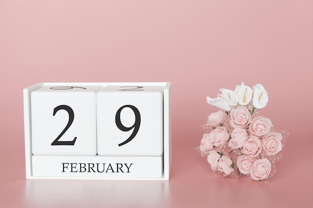 2月29日月29日モダンなピンク色の背景、ビジネスの概念と重要なイベントのカレンダーキューブ。
