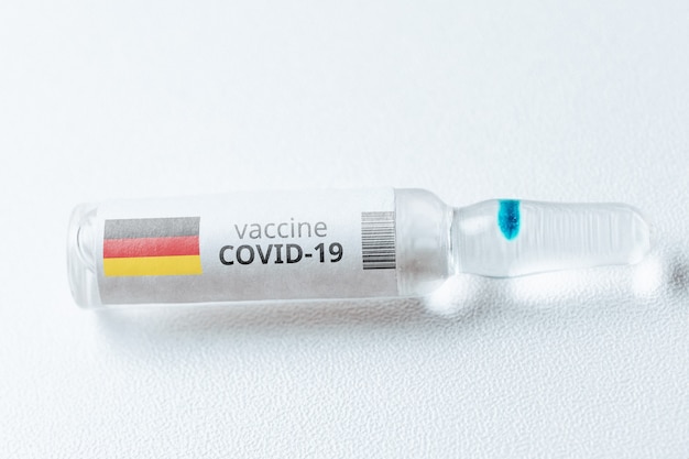 Sviluppo della repubblica federale di germania di un vaccino contro il coronavirus covid-19 in una fiala di vetro.