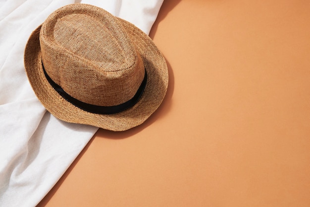 Foto cappello fedora in studio con spazio per la copia