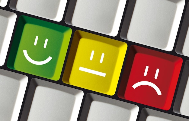 Foto feedback smiley knoppen op laptop toetsenbord - concept review