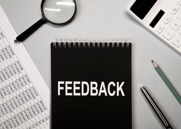 Parola di feedback, concetto di opinioni, valutazione buona e cattiva.