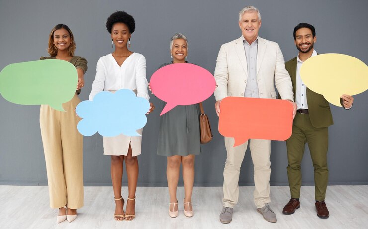 Foto feedbackportret en mockup met zakenmensen en tekstballon voor stem sociale media en forum opiniestemming en branding met groep en chatteken voor ideecommunicatie en berichtpictogram