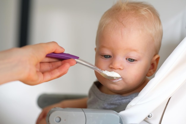 Foto allattare il bambino con il cucchiaio