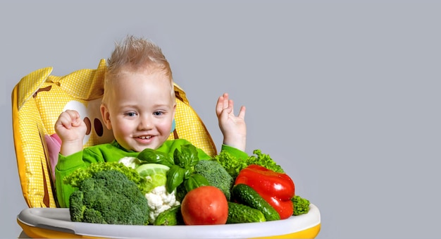 Feeding the baby with vegetables