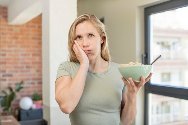 退屈な朝食のコンセプトの後、イライラして眠くなり、退屈を感じます