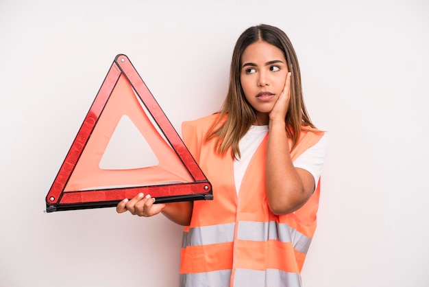 Foto sentendosi annoiato, frustrato e assonnato dopo un periodo faticoso