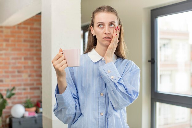 Foto sentendosi annoiato, frustrato e assonnato dopo un periodo faticoso