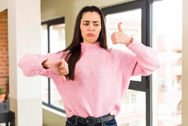 Foto sentirsi confusi, incapaci e incerti nel valutare il bene e il male in diverse opzioni o scelte