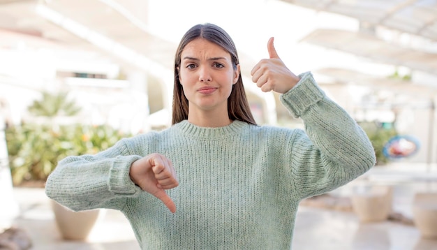 Foto sentirsi confusi, incapaci e incerti nel valutare il bene e il male in diverse opzioni o scelte