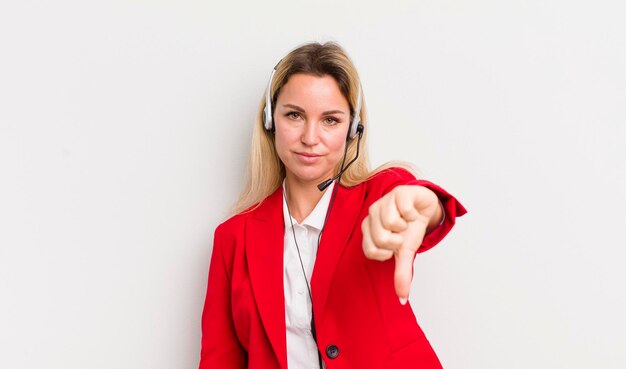 写真 親指を下に向けてクロスショーを感じる