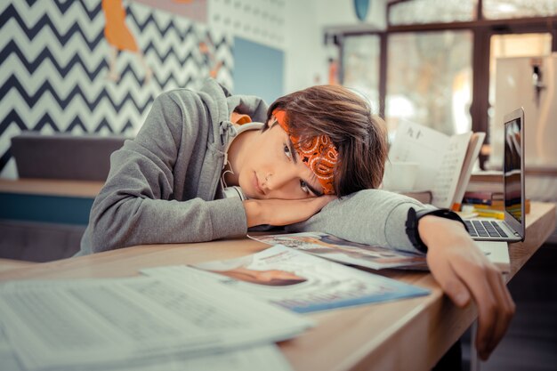 疲れた感じ。机の上に横たわっている疲れた学生