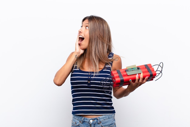 Sentirsi felici, eccitati e sorpresi, guardando di lato con entrambe le mani sul viso