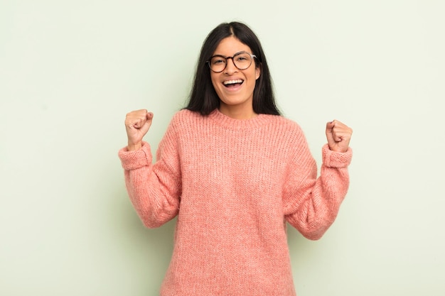 Sentirsi felici positivi e di successo celebrando i risultati della vittoria o buona fortuna