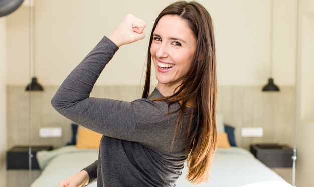 Foto sentirsi felice soddisfatto e potente flessione in forma e bicipiti muscolari che sembrano forti dopo la palestra