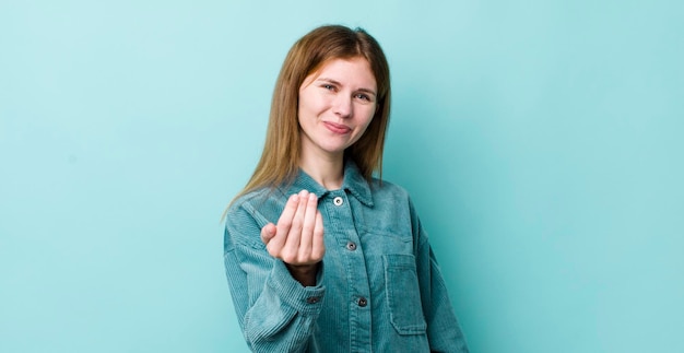 Foto sentirsi felici, di successo e fiduciosi nell'affrontare una sfida e dire di portarla avanti o di darti il benvenuto