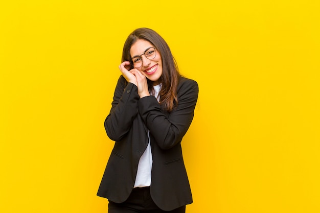 Sentirsi innamorati e apparire carini, adorabili e felici, sorridendo romanticamente con le mani vicino al viso