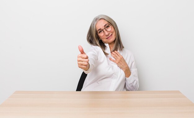 Sentirsi orgogliosi di sorridere positivamente con i pollici in su