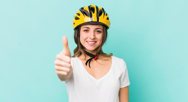 Foto sentirsi orgogliosi di sorridere positivamente con i pollici in su